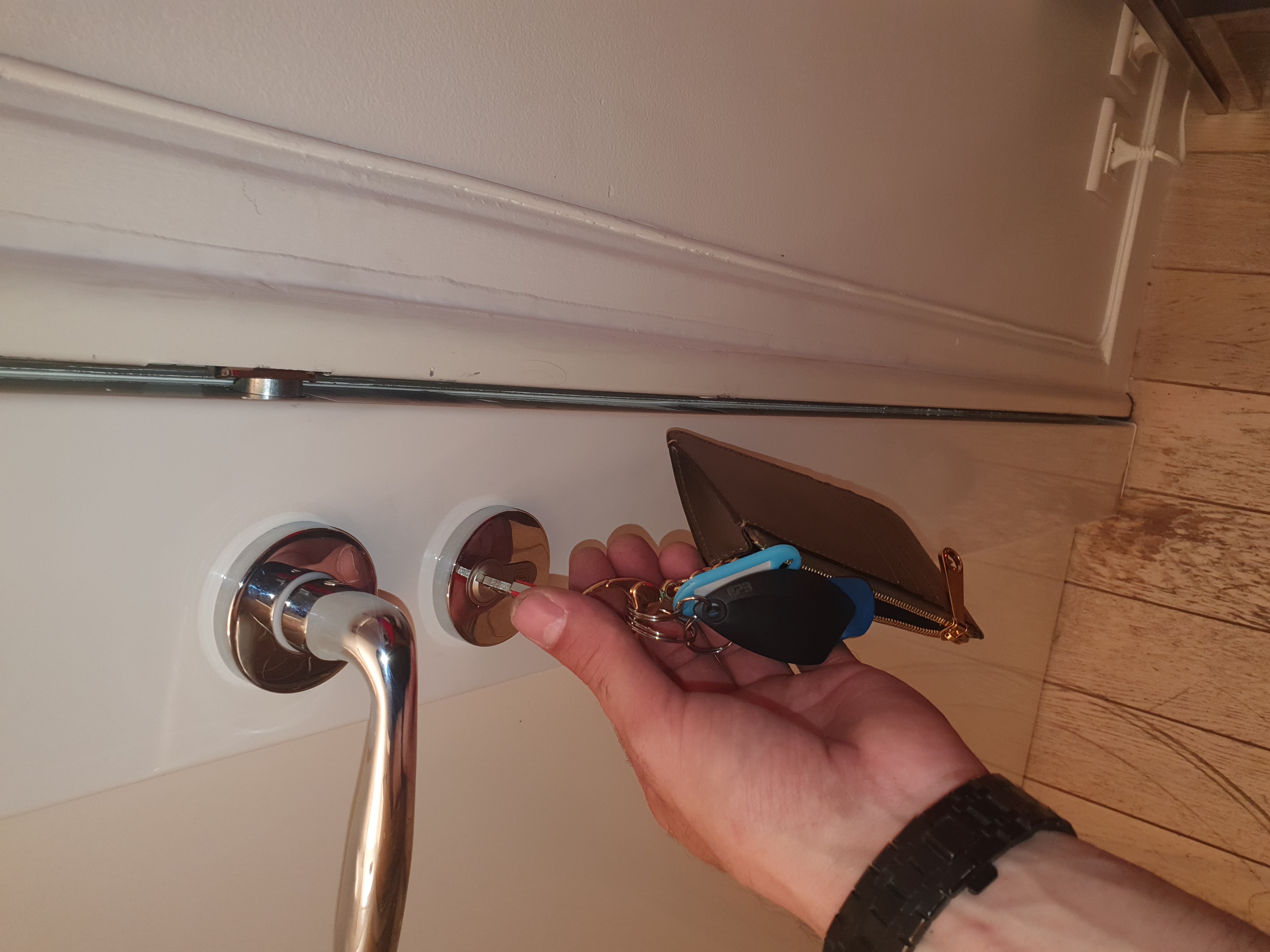 une main qui ouvre un porte avec la clé.